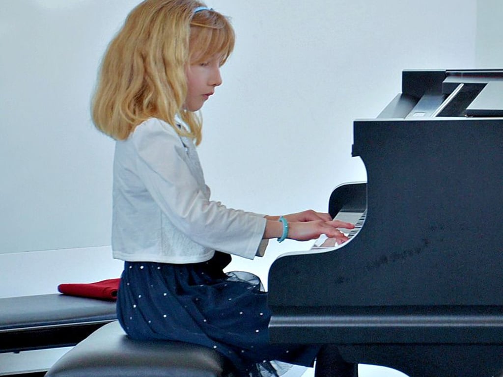 Sophia Alexandra Amalia Schimpke ganz konzentriert bei der Sonatine von Muzio Clementi.