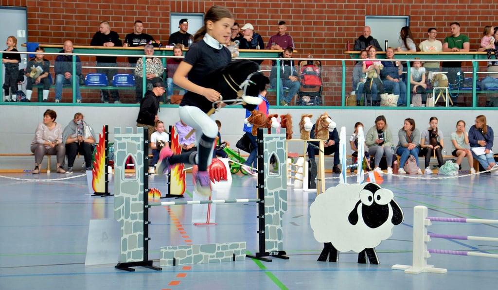 Selma Sperling aus Radisleben absolviert den Stilspring-Parcours beim Hobby-Horsing in Förderstedt mit 8,0 Wertnoten und siegt damit bei der U10.