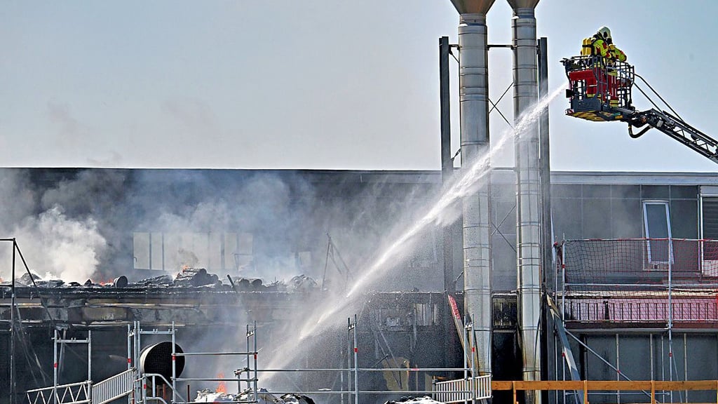 Im Juni 2024 sind die Feuerwehren der Stadt Seeland im Einsatz, als bei Novelis der Dachstuhl brennt.