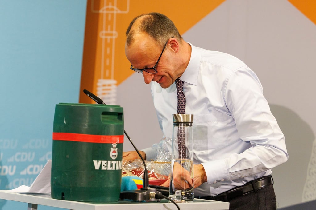 Auch für sein Bier ist das Sauerland bekannt - das weiß natürlich auch Friedrich Merz. (Archivfoto)