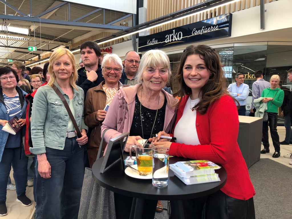 Schauspielerin Ronja Forcher (r.) ist bekannt aus der ZDF-Serie „Der Bergdoktor“. Jetzt hat sie ein Buch geschrieben, was sie im Shoppingcenter „Schöne Aussicht“ in Leißling vorstellte. Für Autogramme standen Helgard Kutz (2.v.r.) aus Leißling und viele andere Gäste Schlange.