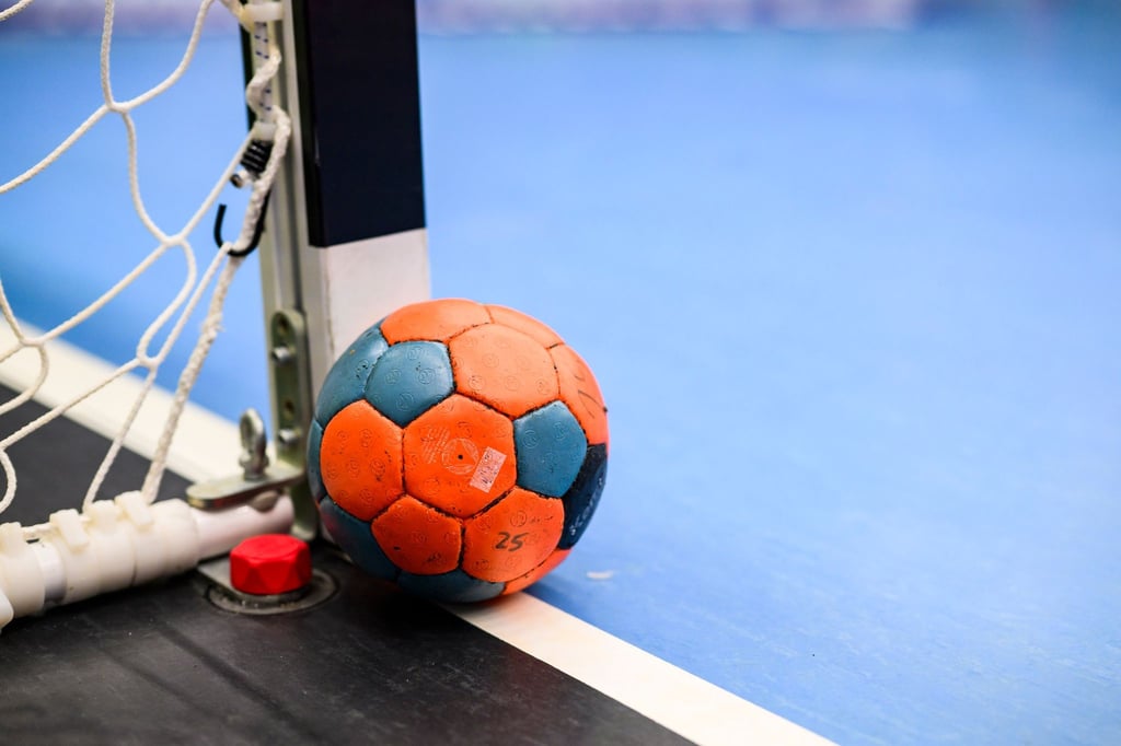 Ein Handball liegt neben einem Torpfosten