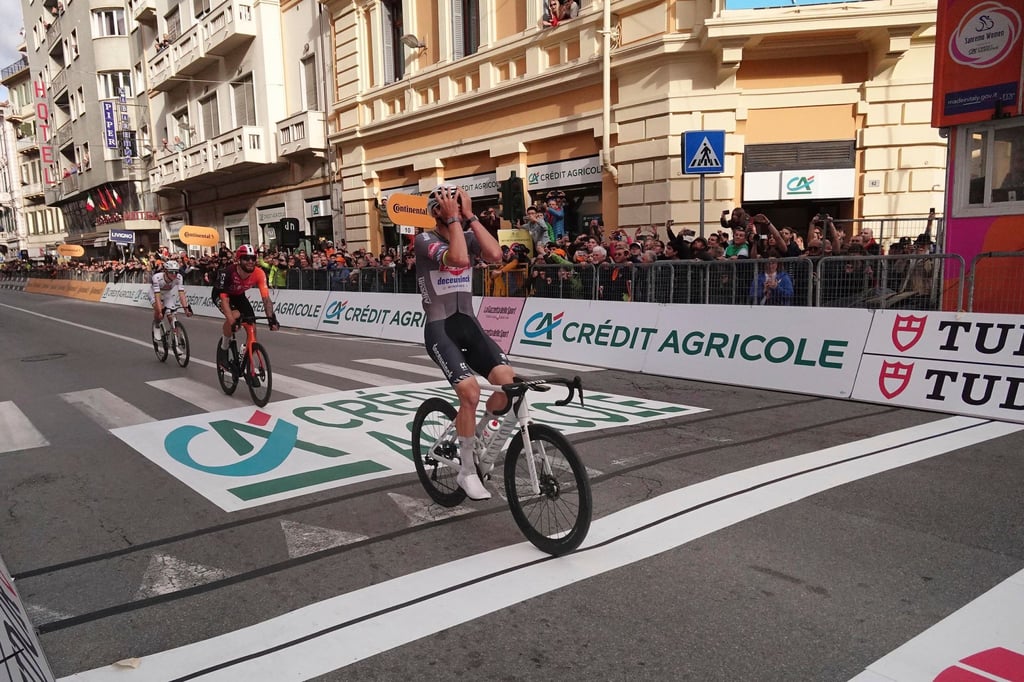 Im Sprint holt sich Mathieu van der Poel den Sieg.