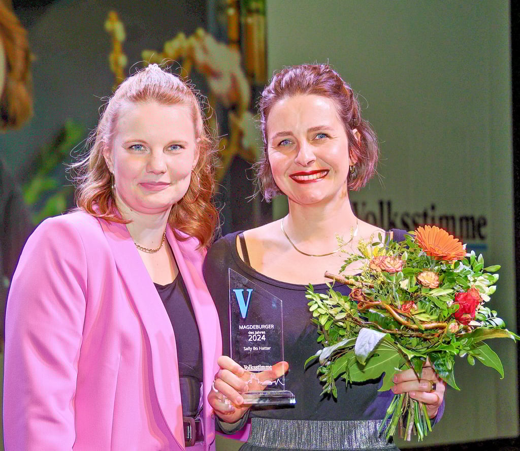 Volksstimme-Reporterin Romy Bergmann (links) übergibt nach der Laudatio den Preis an Sally Bo Hattar.