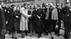 23. April 1949: Veit Harlan (Fünfter von rechts) verlässt mit seiner Ehefrau, der Schauspielerin Kristina Söderbaum ein Gerichtsgebäude in Hamburg. Harlan, der wegen Verbrechen gegen die Menschlichkeit angeklagt war, wurde damals freigesprochen. Er drehte im NS-System Propagandafilme wie „Jud Süß“. Bis zu seinem Freispruch durfte er keine Filme drehen. (Archivfoto)