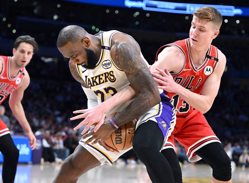 LeBron James (M) spielte erstmals nach zwei Wochen wieder, konnte die Niederlage der Lakers aber nicht verhindern.