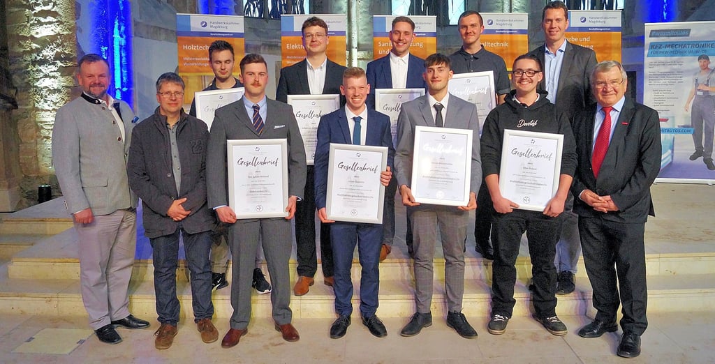 Die jungen Gesellen aus dem Jerichower Land – eingerahmt von Stefan Hildebrand (Volksbank), Maik Kirchhoff und Landrat Steffen Burchhardt.