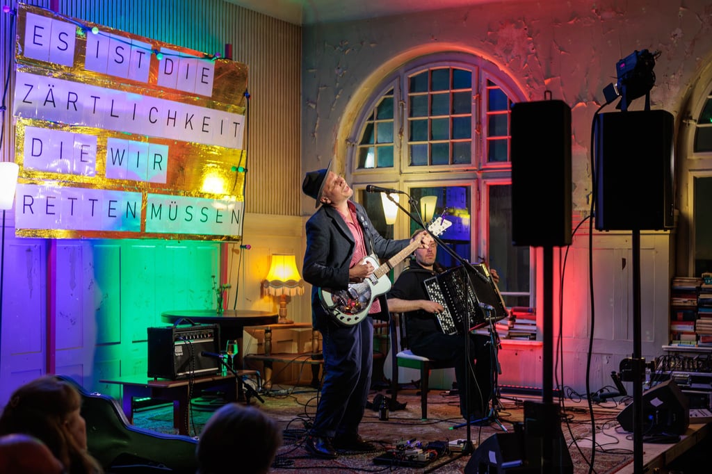 Zur sechsten Bibo-Theken-Nacht in der alten Stadtbibliothek gastierte der bekannte Schauspieler und Sänger Robert Stadloberin Zeitz.