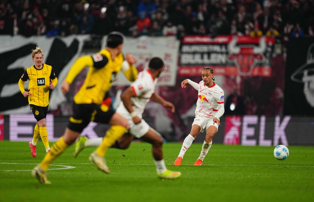 Xavi Simons setzt Openda im Spiel gegen Borussia Dortmund in Szene.