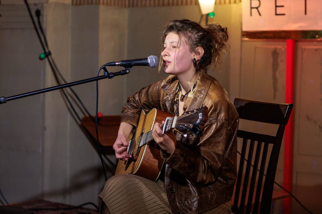 Die 19-jährige Jolie Trapp aus Rehmsdorf sang einige ihrer neuen, selbst geschriebenen Lieder.