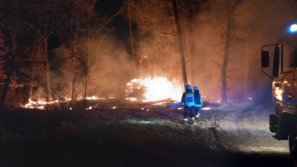 Ein brennender Holzpolter in Genthin-Wald hielt die Feuerwehr am Samstagabend in Atem.