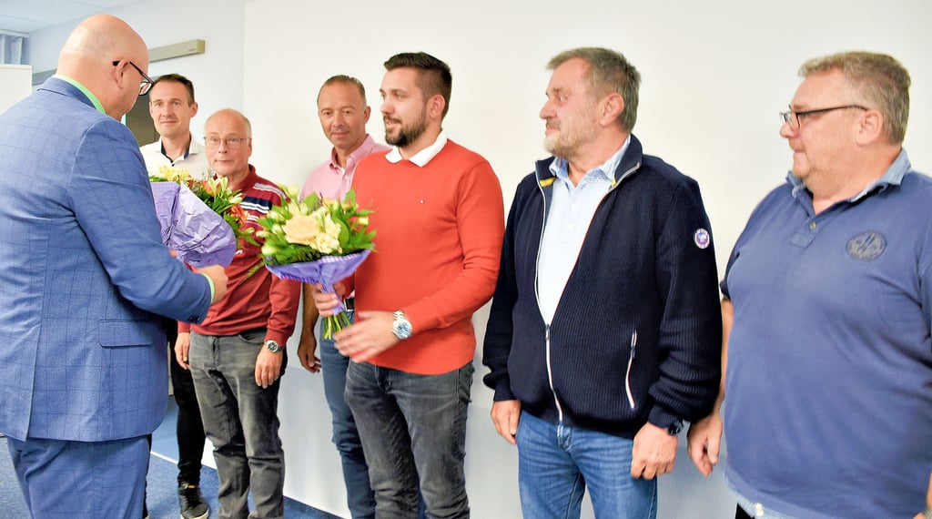 Der WAZV-Geschäftsführer Andreas Beyer (l.) gratulierte Tobias Rausch (3.v.r.) im September des vergangenen Jahres zu dessen Wahl als neuen Vorsitzenden der Verbandsversammlung sowie Peter Fries (2.v.r.) als dessen Stellvertreter. Einen Blumenstrauß erhielten auch Fabian Stankewitz, Bernhard Pech, Enrico Jorde und Michael Kruse. Sie bestimmen die Geschicke des Verbandes.