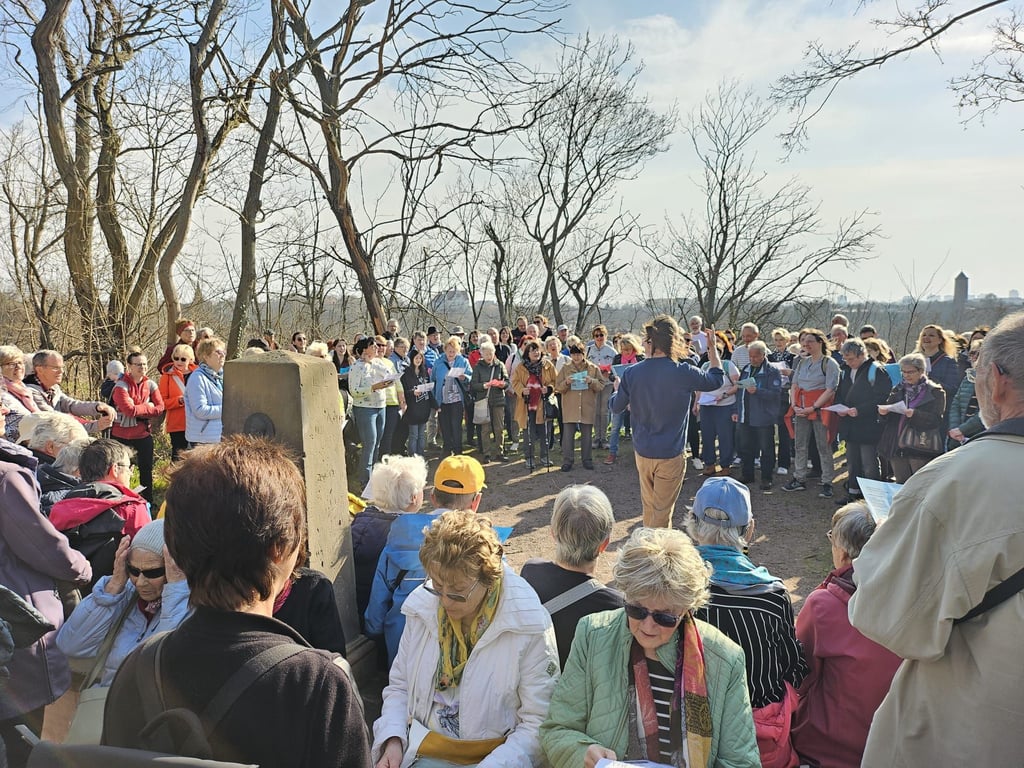 Mit Blick auf den Giebichenstein: Singen an der Eichendorffbank