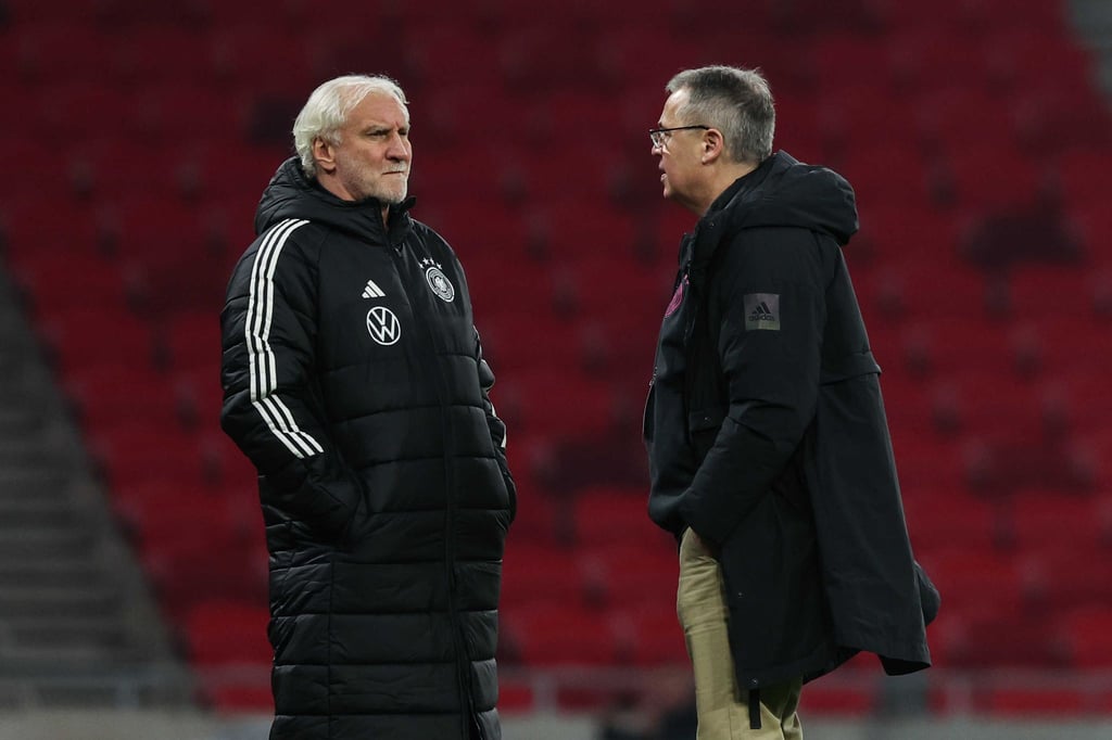 Andreas Rettig (r.) hofft, dass Rudi Völler seinen Vertrag bis 2028 verlängert.