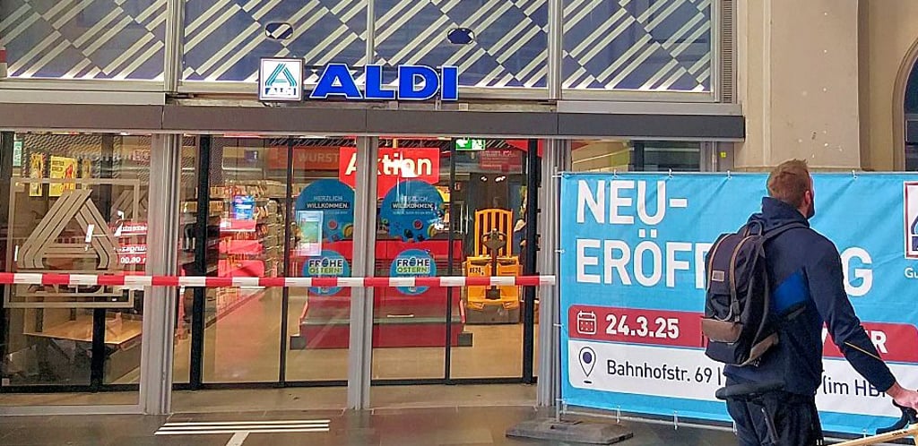 Blick auf den kurz vor der Eröffnung noch versperrten Aldi-Supermarkt im ehemaligen Reisezentrum des Hauptbahnhofs in Magdeburg.