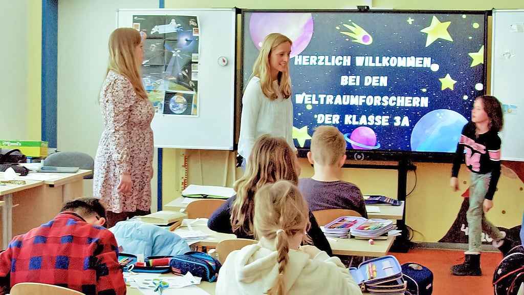 Schulleiterin Melanie Lutze besucht die Weltraumforscher in der 3A und ihre Klassenlehrerin Veronique Weiser.