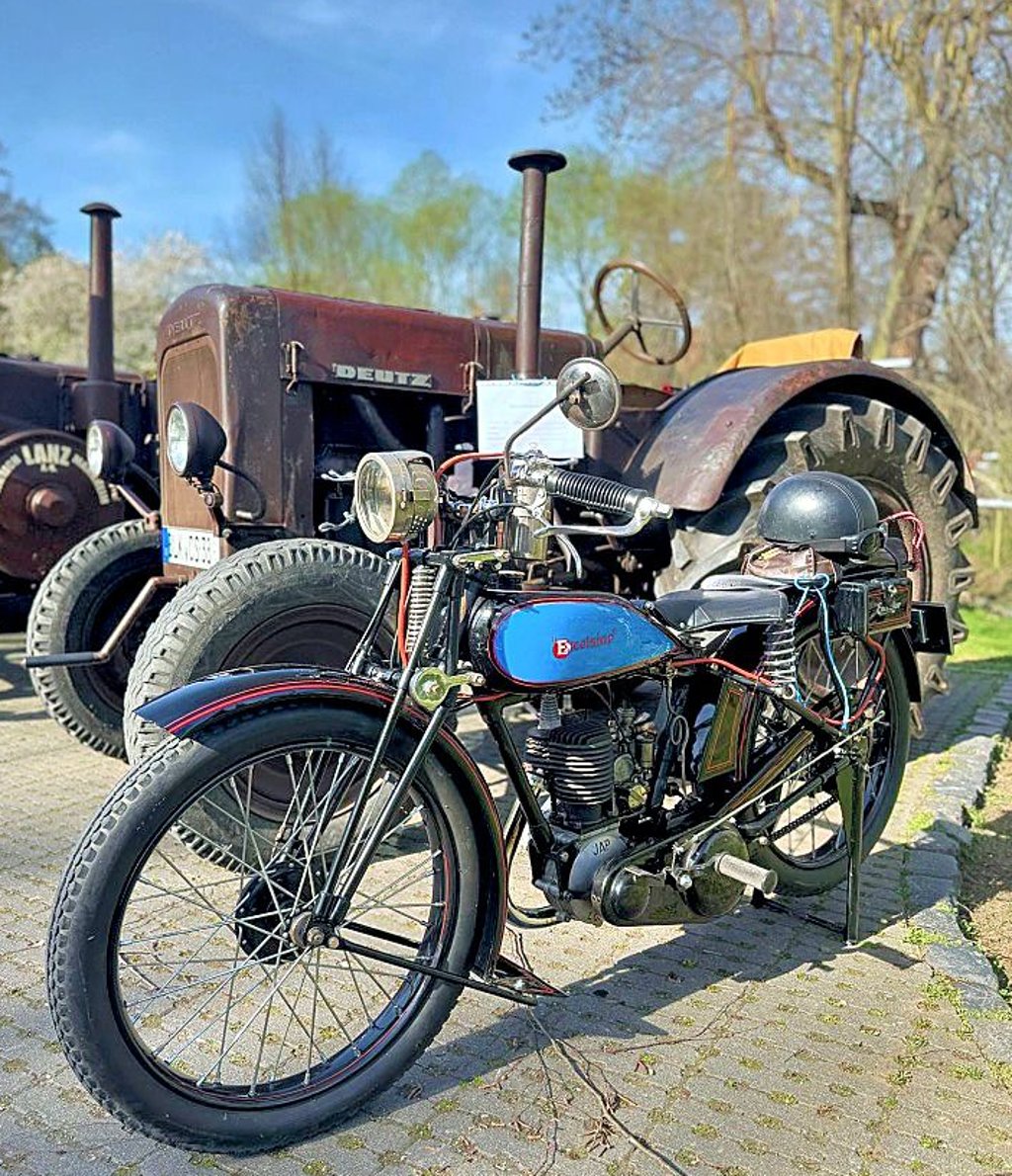 Zum "Maschinenstart"-Treffen 2024 auf dem Gelände des Gieckauer Landgasthofs mischte sich ausnahmsweise dieses seltene alte Motorrad unter die Trecker und Dumper.