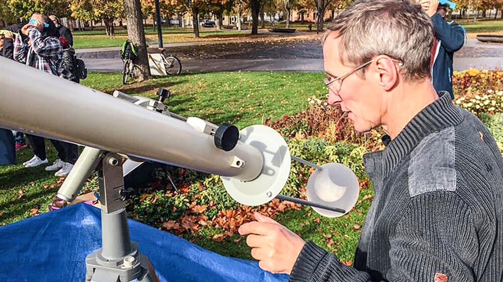 Beim letzten Mal – im Oktober 2022 – hatte es geregnet, als die Ascherslebener Sternfreunde auf der Herrenbreite eine Sonnenfinsternis-Beobachtung angeboten haben. Eine Plane hat geholfen.
