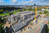 Blick auf die im Umbau befindliche Stadthalle Magdeburg. Sie soll spätestens 2027 fertig sein und mit der Hyparschale (Hintergrund) ein Ort für Kultur, aber auch für Tagungen werden. 