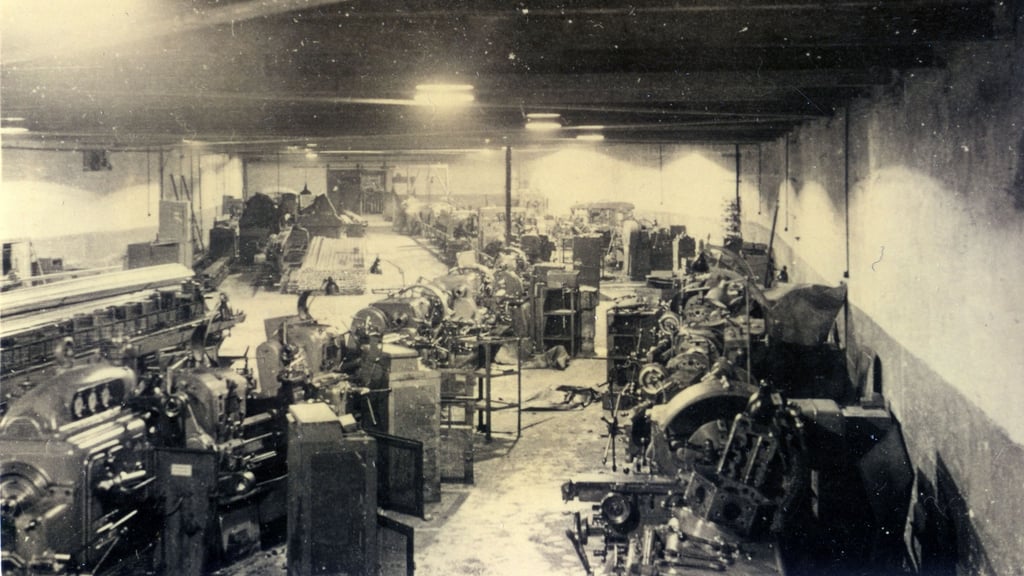 Die Reproduktion eines Fotos, das in der unterirdischen Rüstungsfabrik in der Heimkehle bei Uftrungen heimlich aufgenommen wurde.