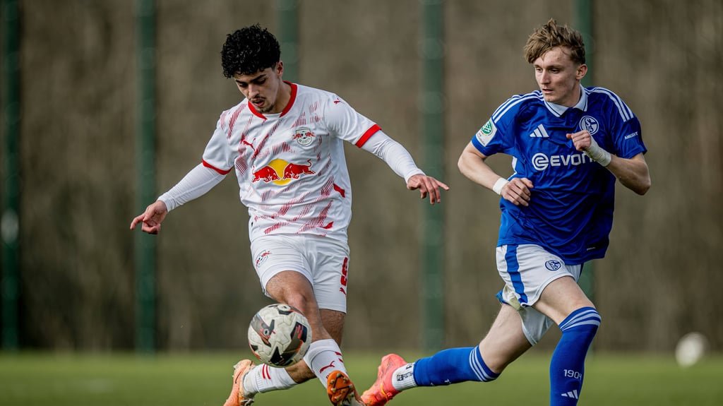 Leipzigs Abdul Al Khalaf (l.) in einem Spiel gegen Schalke 04.