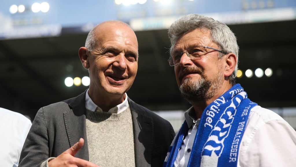 FCM-Ehrenpräsident Peter Fechner (r.), hier 2022 mit DFB-Präsident Bernd Neuendorf.