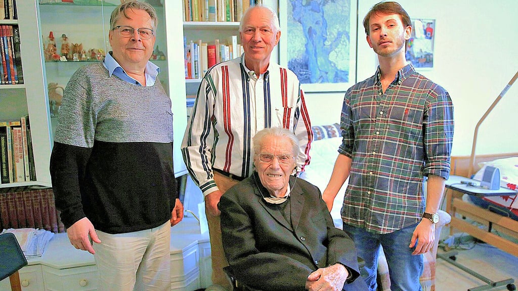 Seinen 103. Geburtstag feierte der Stendaler Hellmut Weißer (sitzend) mit (von links): Gerold Hofrichter, Sohn Ulf Weißer und Pfleger Filip.