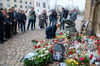 Die Mitglieder des Untersuchungsauschusses bei einer Vorort-Begehung. Sie legten ein Blumengebinde des Landtages an der Johanniskirche in Magdeburg nieder.