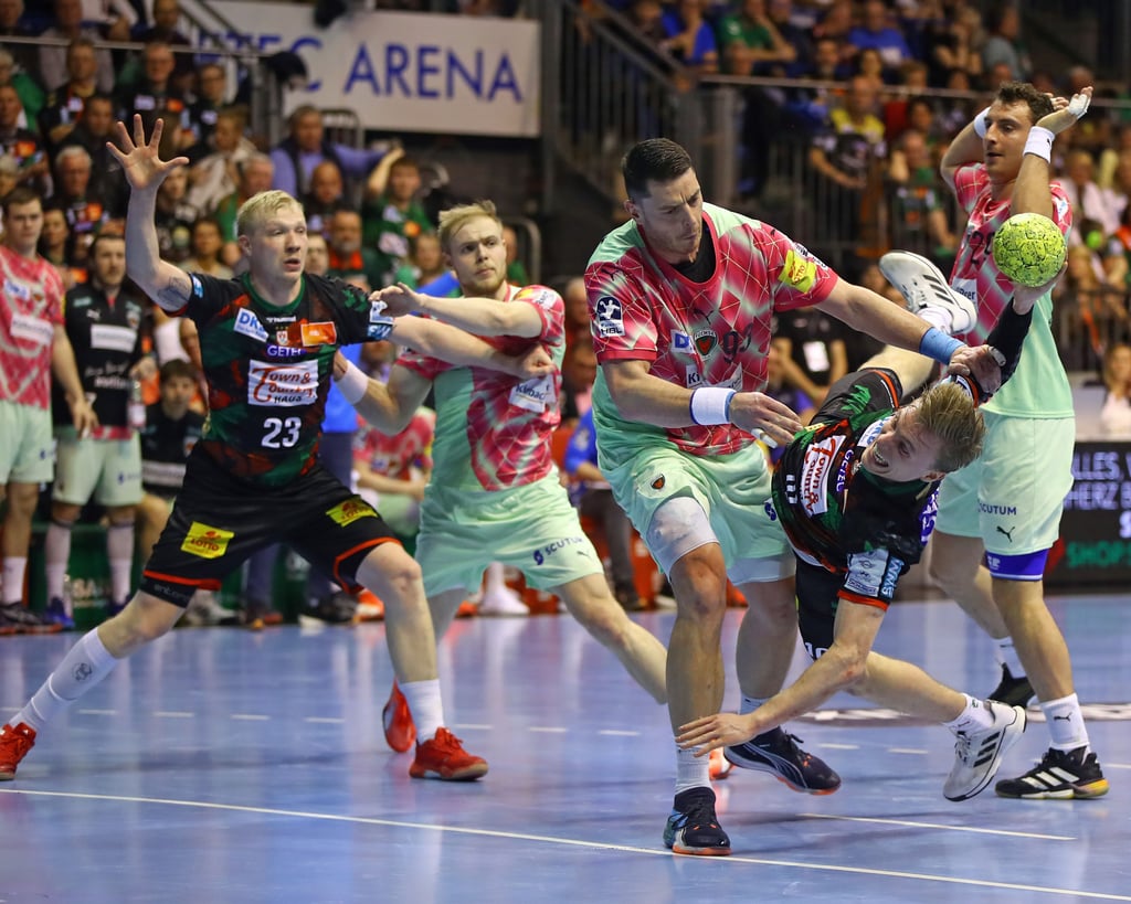 Gisli Kristjansson meldete sich beim Spiel gegen die Füchse im SCM-Rückraum zurück. Mit teilweise spektakulären Aktionen wie hier warf der Isländer fünf Tore.
