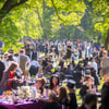 Besucher des Wave-Gotik-Treffens in Leipzig beim Picknick im Park.