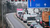 Auch am frühen Morgen staut sich der Verkehr auf der A100 an der Messe in Richtung Süden.