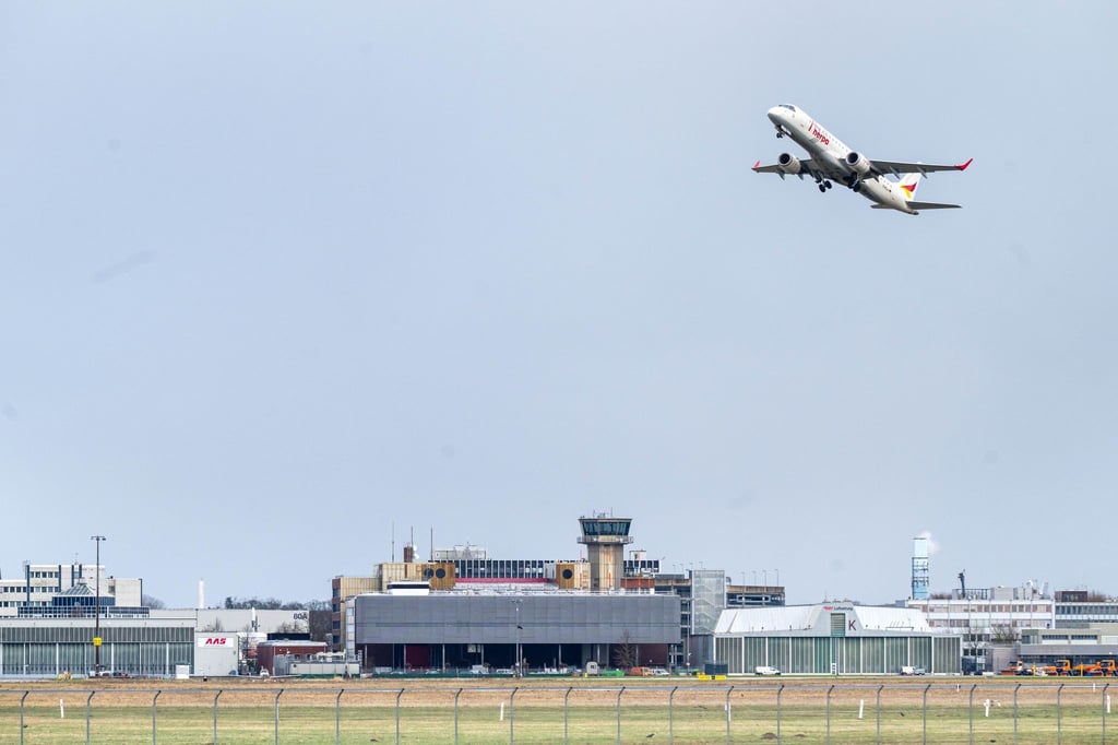 Der Pilot eines Ferienfliegers nach Mallorca stoppte seine Maschine wegen eines betrunkenen Passagiers noch vor der Startbahn des Bremer Flughafens und kehrte um. (Archivbild)