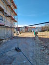 Die Hauswand ist verputzt, die Fläche fertig zum Verkauf.