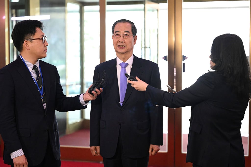Südkoreas Verfassungsgericht hat die Amtsenthebung des im Zuge der Staatskrise suspendierten Ministerpräsidenten Han Duck Soo abgewiesen.
