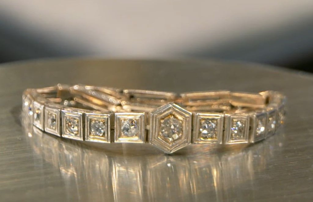 Das Armband der Anderbrügges wird von ZDF-Expertin Wendela Horz genau untersucht.