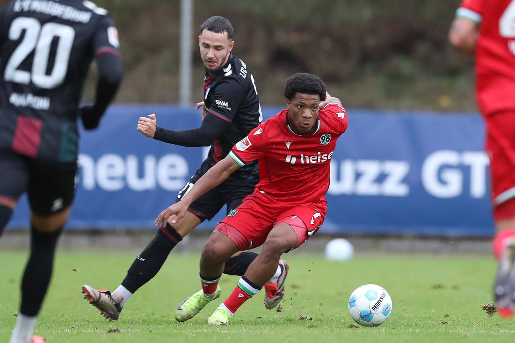 Falko Michel (1. FC Magdeburg, li.) im Duell gegen Jessic Ngankam (Hannover 96) beim Testspiel im November 2024.