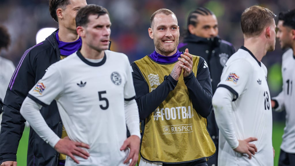 David Raum im Kreise seiner Teamkollegen bei Deutschland.
