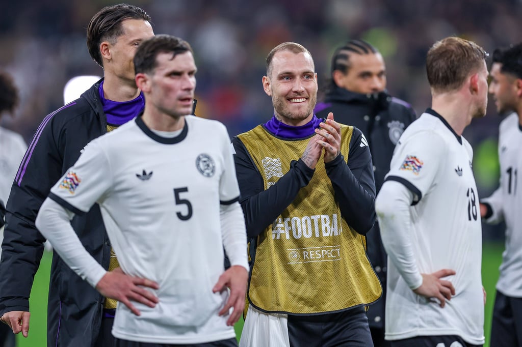 David Raum im Kreise seiner Teamkollegen bei Deutschland.