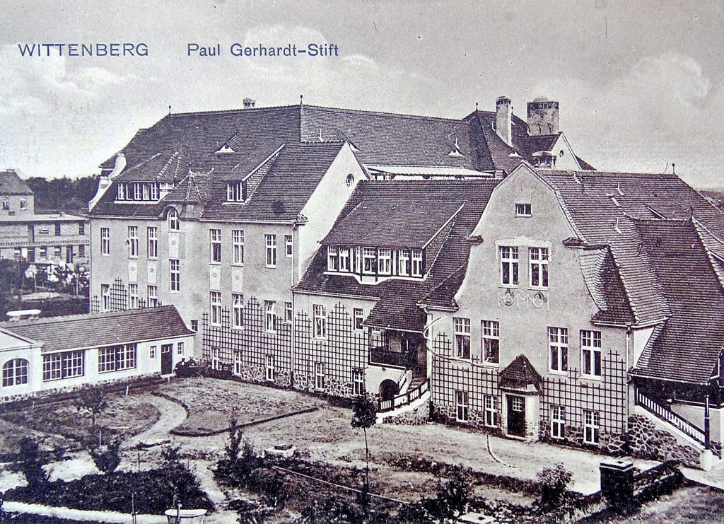 Eine alte Postkarte des Paul Gerhardt-Stifts in Wittenberg: In das Krankenhaus kommen viele Verletzte des Wasag-Explosionsunglücks vom März 1925. Weitere müssen sogar Coswig und Dessau gebracht werden.