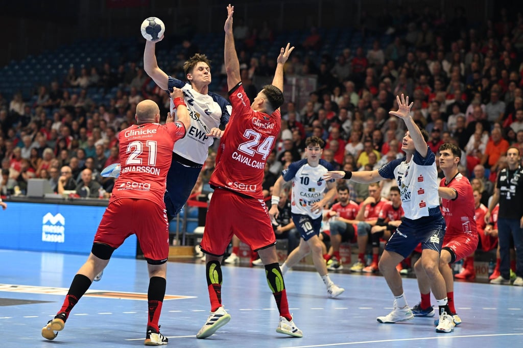 Maxim Orlov (M) bleibt der Bundesliga erhalten.
