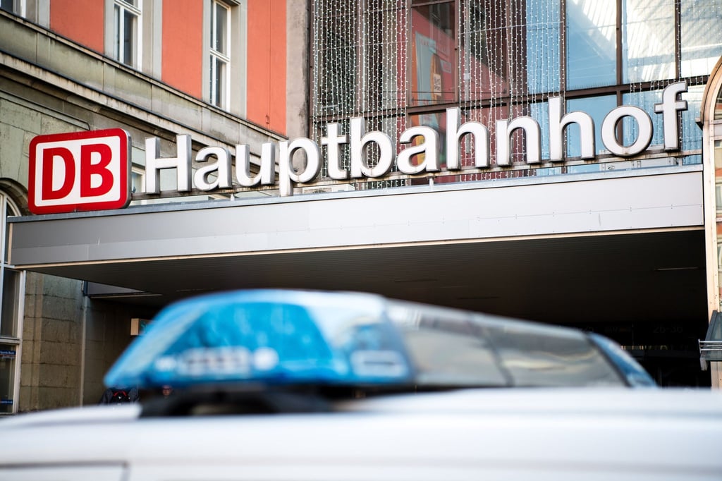 Die Bundespolizei am Münchner Hauptbahnhof hat das Bargeld in Empfang genommen und gezählt. (Symbolbild)