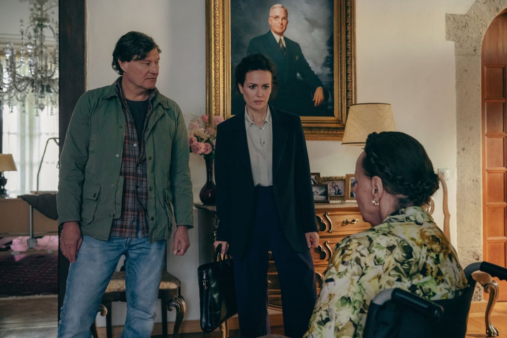 Polizist Markus Glösl (Harald Windisch, links) und Staatsanwältin Fida Emam (Melika Foroutan) statten Trude Ritter (Barbara Petritsch, rechts) einen Besuch ab im Krimi „Wiener Blut - Berggericht“, der im ZDF zu sehen ist.