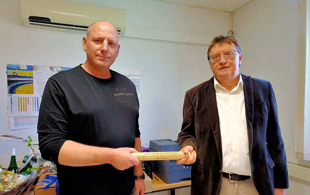 Roland Waldow übergibt den Staffelstab an Hendrik Müller (l.).