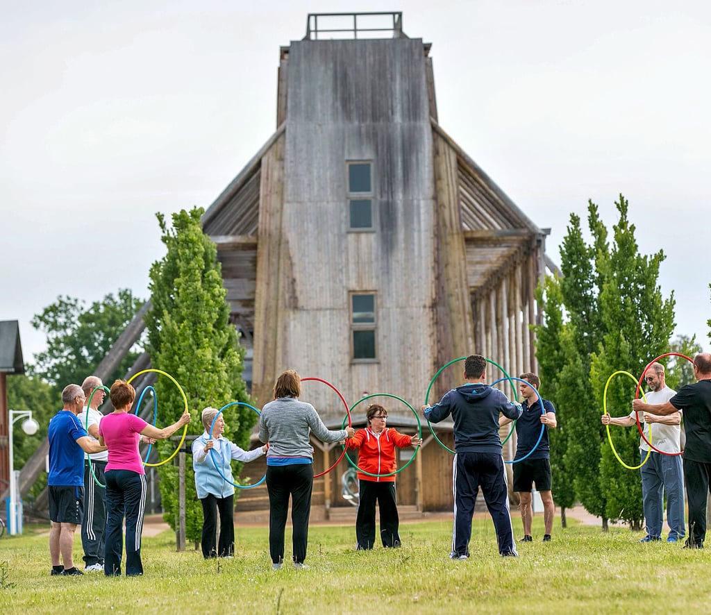 Wer sagt, dass Übungen nur in der Reha-Klinik gemacht werden müssen? Vor dem Gradierwerk geht das auch.