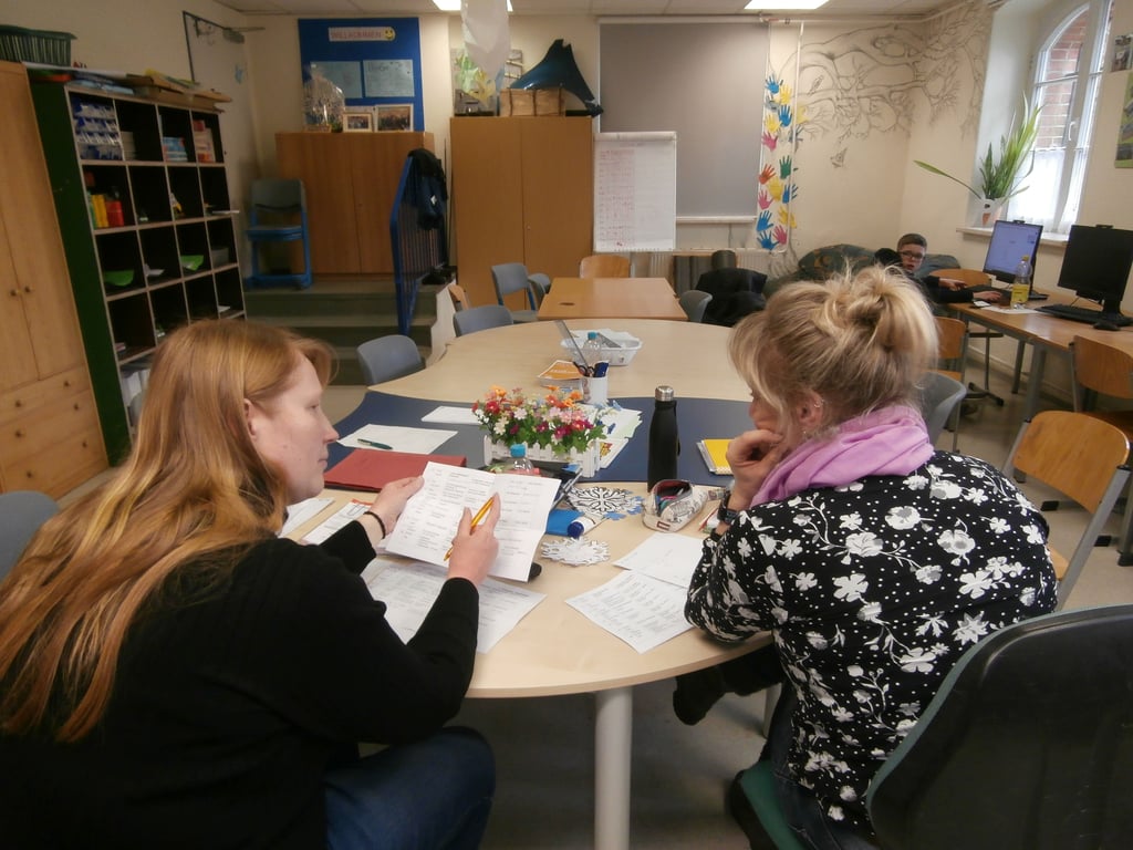 Comenius-Gemeinschaftsschule in Salzwedel: Die beiden PL-Klassenlehrerinnen Kirsten Hartwich (links) und Stefanie Lerche diskutieren über die Themen im Unterricht.