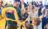 Bei einer Reptilienshow in Zerbst konnten die Besucher eine echte Python anfassen.
