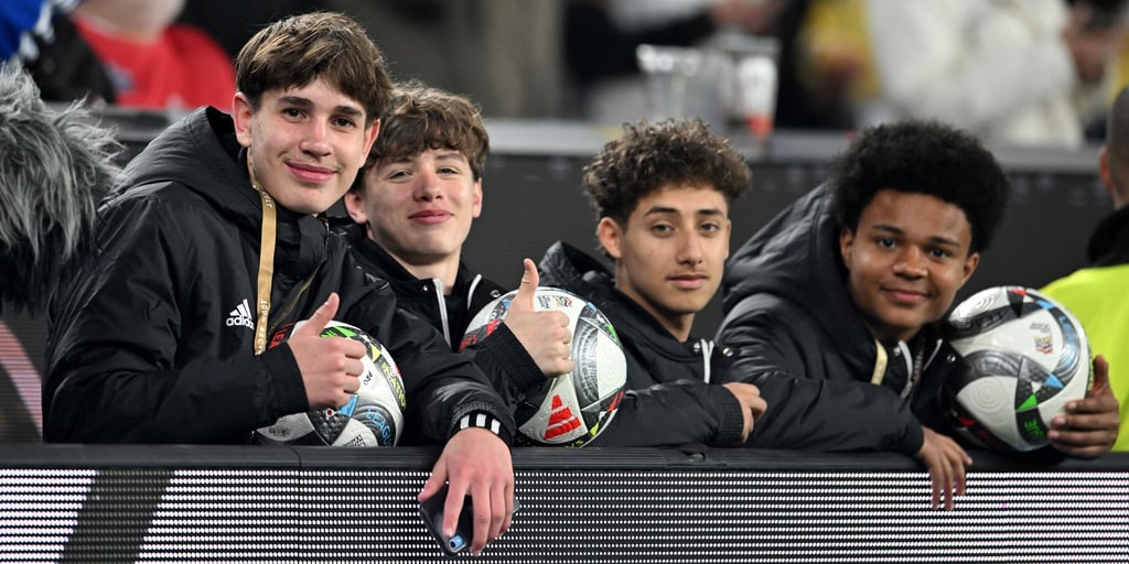 Balljunge Noel Urbaniak (l) hatte beim Länderspiel gegen Italien einen großen Auftritt.