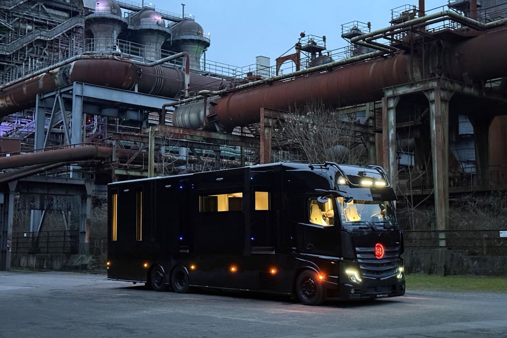Der Tuner Brabus aus Bottrop hat den Schwerlaster Actros von Mercedes als Big Boy zum Wohnmobil der Luxusklasse aufgerüstet.