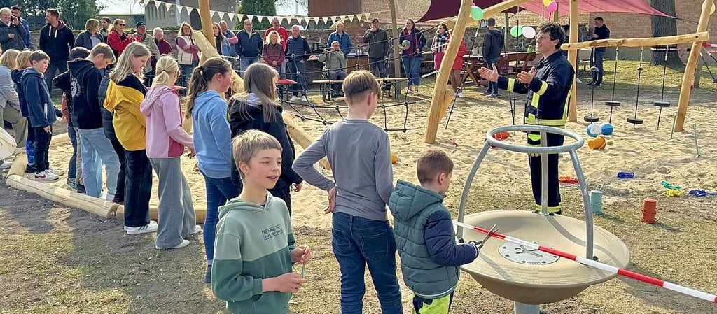 Ortsbürgermeister Martin Schulz (rechts) übergab den neuen Spielplatz in Liesten an die Kinder.