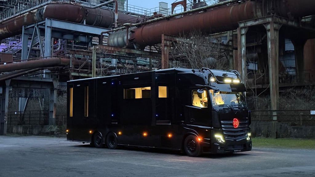 Der Tuner Brabus aus Bottrop hat den Schwerlaster Actros von Mercedes als Big Boy zum Wohnmobil der Luxusklasse aufgerüstet.